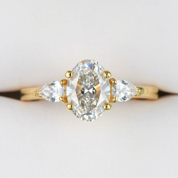 Jewelry - Elegant Gold Diamond Ring